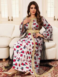 Caftan chic aux motifs inspirés des dunes