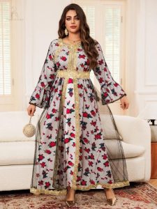 Caftan élégant avec des détails floraux
