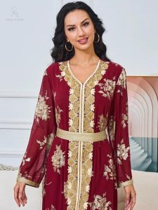 Caftan élégant en teinte grenat éclatante