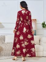 Mode féminine : caftan en grenat éclatant