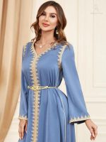 Caftan élégant en teintes azur pour occasions spéciales