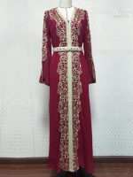 Caftan élégant en teinte rubis pour occasions spéciales