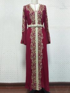 Caftan élégant en teinte rubis pour occasions spéciales