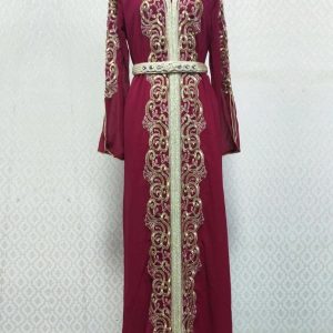 Caftan élégant en teinte rubis pour occasions spéciales
