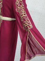 Caftan féminin avec des détails raffinés