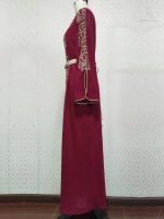 Style majestueux, caftan rubis pour une allure chic