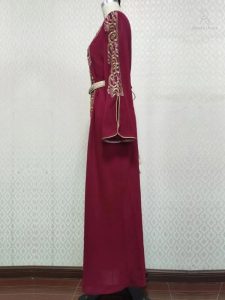 Style majestueux, caftan rubis pour une allure chic