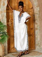 Vêtement marocain femme en djellaba blanche chic