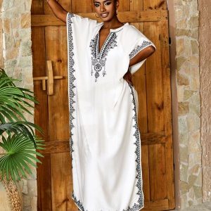 Vêtement marocain femme en djellaba blanche chic