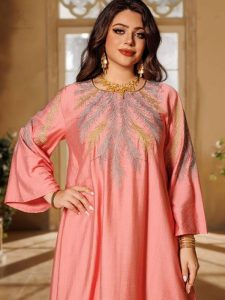 Djellaba d'inspiration dubai, coloris corail doux
