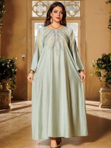 Djellaba vert amande doré élégante et moderne