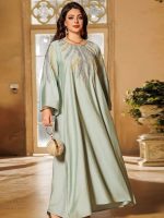 Vêtement traditionnel, djellaba verte avec détails dorés