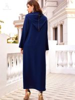 Mode féminine : djellaba moderne en bleu profond