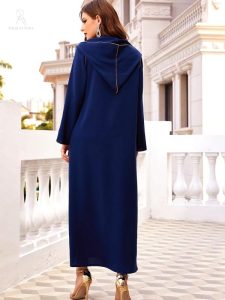 Mode féminine : djellaba moderne en bleu profond