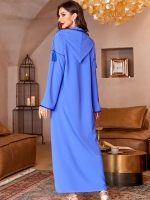 Mode féminine : djellaba bleue, design contemporain