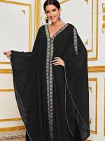 Vêtement traditionnel moderne pour femme en noir