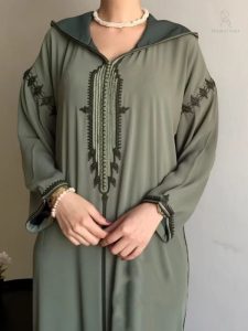 Vêtement traditionnel féminin en vert délicat, style contemporain