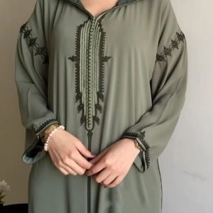 Vêtement traditionnel féminin en vert délicat, style contemporain