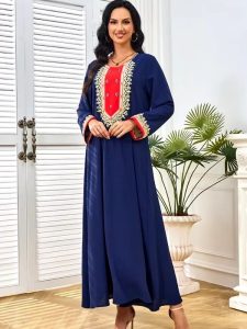 Djellaba femme brodée bleu marine à col rond pour mariage