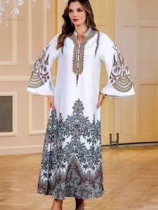 Vêtement traditionnel féminin, djellaba blanche à motifs floraux