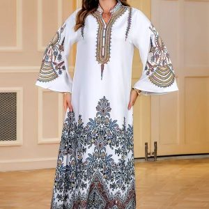 Vêtement traditionnel féminin, djellaba blanche à motifs floraux