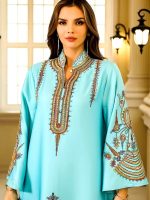 Robe traditionnelle féminine avec motif floral en bleu ciel