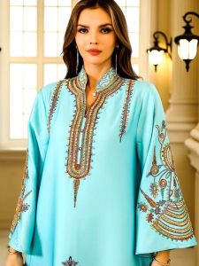 Robe traditionnelle féminine avec motif floral en bleu ciel