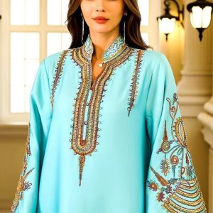 Robe traditionnelle féminine avec motif floral en bleu ciel