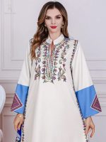 Vêtement traditionnel féminin avec motifs floraux