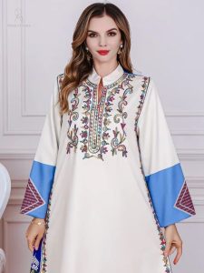 Vêtement traditionnel féminin avec motifs floraux