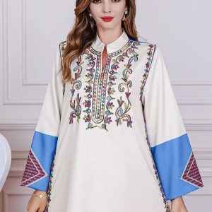 Vêtement traditionnel féminin avec motifs floraux