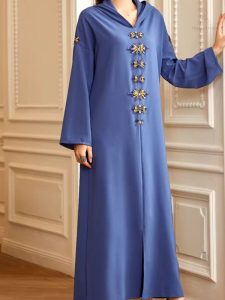 Vêtement marocain en bleu ciel, parfait pour toutes les occasions