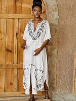 Djellaba artisanale avec motifs inspirés d’Essaouira