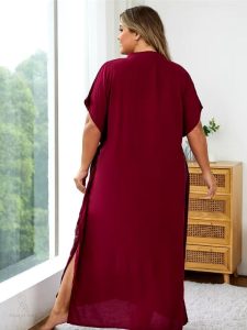 Vêtement traditionnel marocain en couleur bordeaux pour femmes
