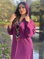 Vêtement traditionnel marocain, djellaba pourpre stylée et unique