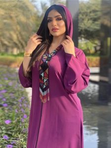 Vêtement traditionnel marocain, djellaba pourpre stylée et unique