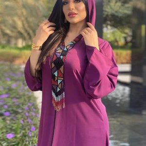 Vêtement traditionnel marocain, djellaba pourpre stylée et unique