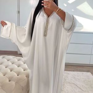 Djellaba Na’imah avec motifs marocains authentiques