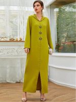 Djellaba traditionnelle avec motifs inspirés de l'olive