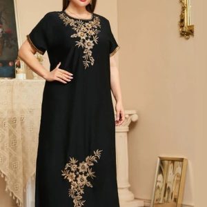 Vêtement traditionnel marocain avec motifs raffinés