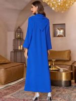 Mode traditionnelle, djellaba marocaine en bleu