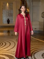 Vêtement traditionnel marocain en grenat