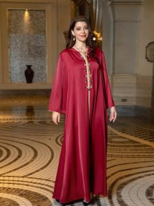 Vêtement traditionnel marocain en grenat