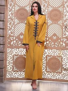 Djellaba marocaine traditionnelle en couleur ocre safran