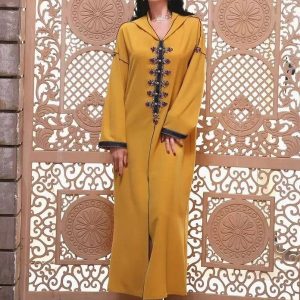 Djellaba marocaine traditionnelle en couleur ocre safran