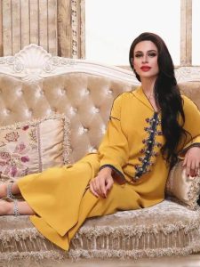 Vêtement traditionnel marocain, djellaba ocre safran élégante