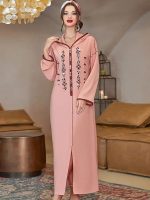 Djellaba marocaine traditionnelle en rose pastel