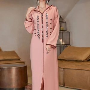 Djellaba marocaine traditionnelle en rose pastel