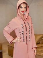 Vêtement traditionnel marocain en teinte douce