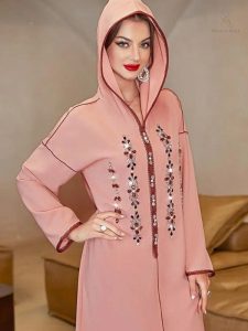 Vêtement traditionnel marocain en teinte douce